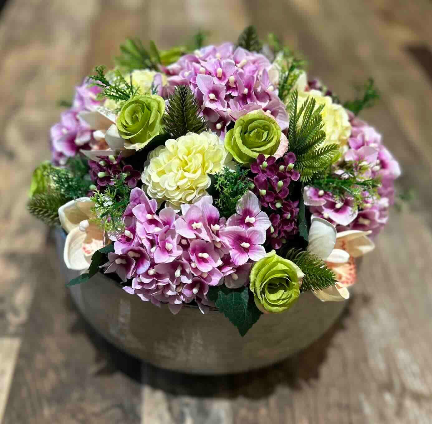 Troostcadeau in zijde met stenen pot 30x30 en 30 cm hoogte (mooi geschenk wanneer de urne mee naar huis gaat met de familie)
