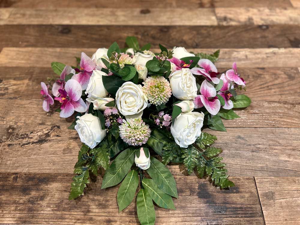 Bloemstuk in zijde met roosjes en orchideeën 57x57 cm