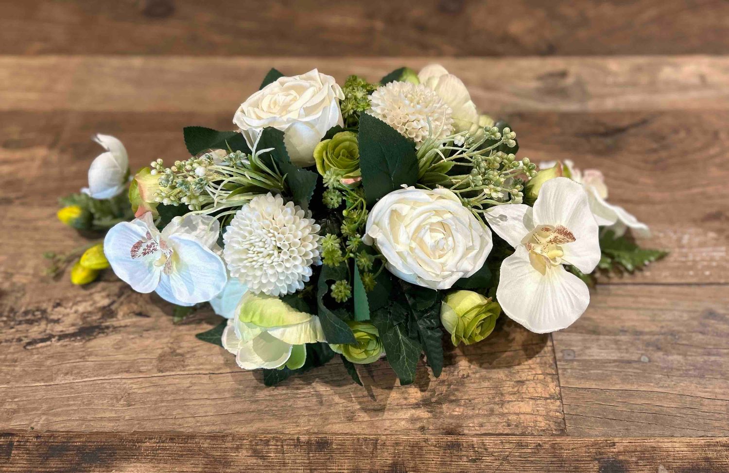 Bloemstuk in zijden wit 25x45cm