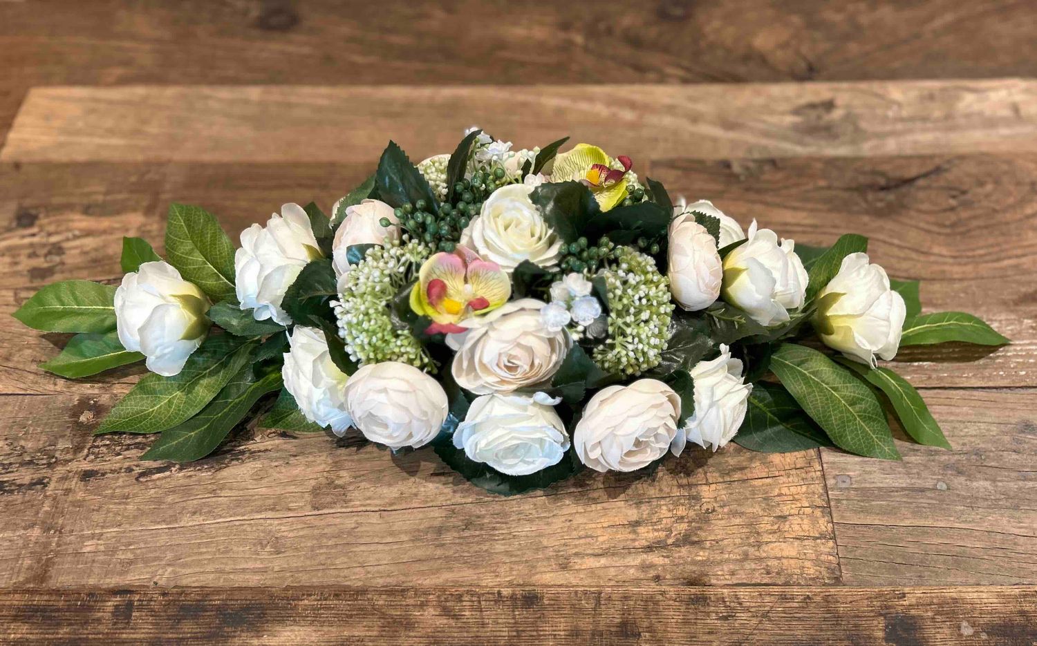 Bloemstuk in zijden wit 23x55cm