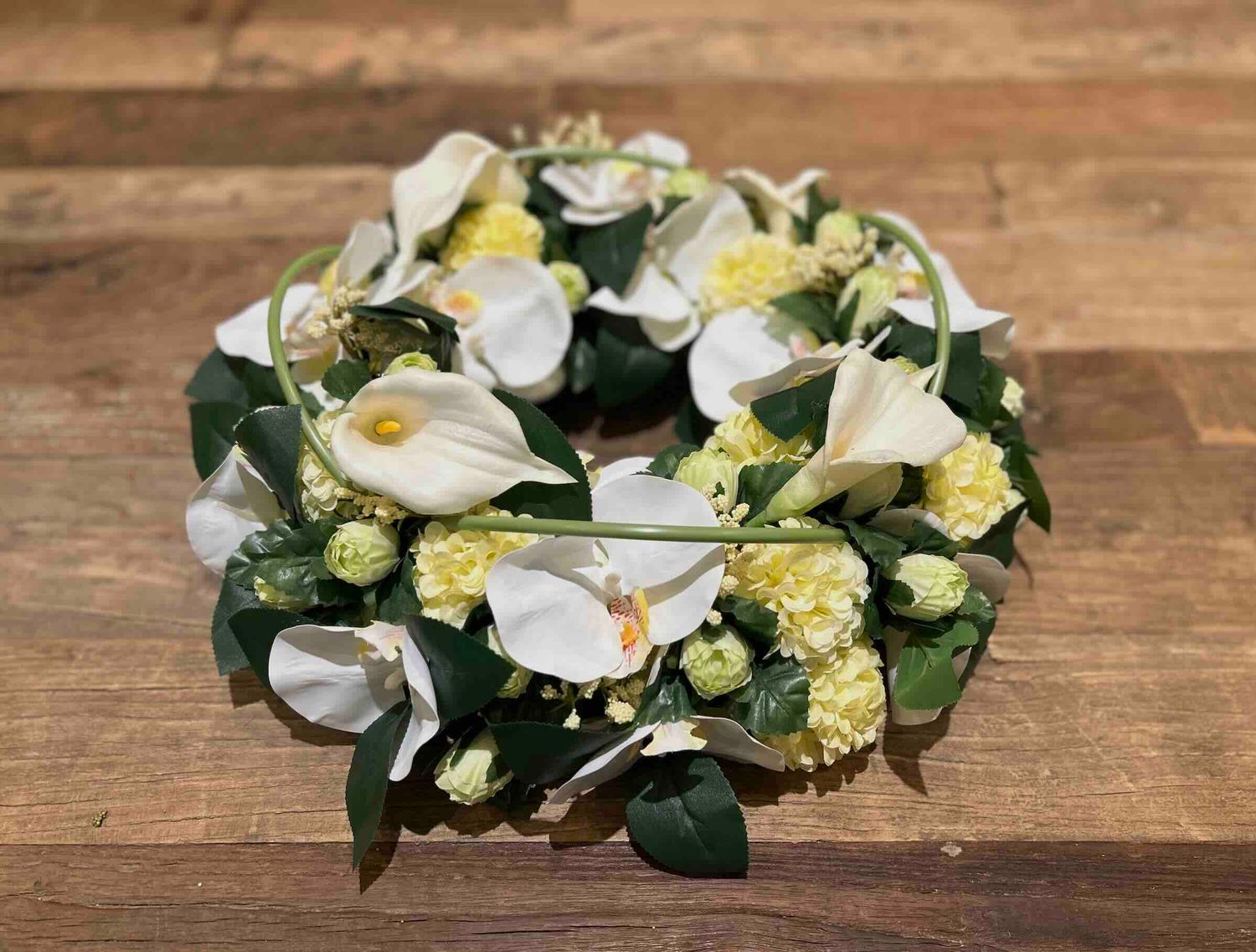 Bloemstuk in zijde rond kransje 45x45 cm aronskelken orchidee