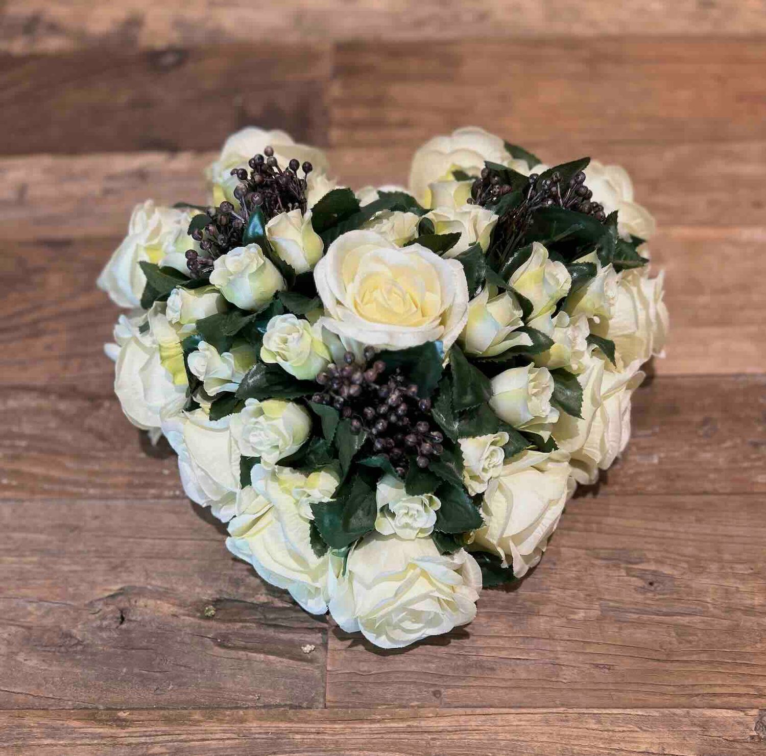 Bloemstuk in zijde hartje 35x30 cm witte rozen