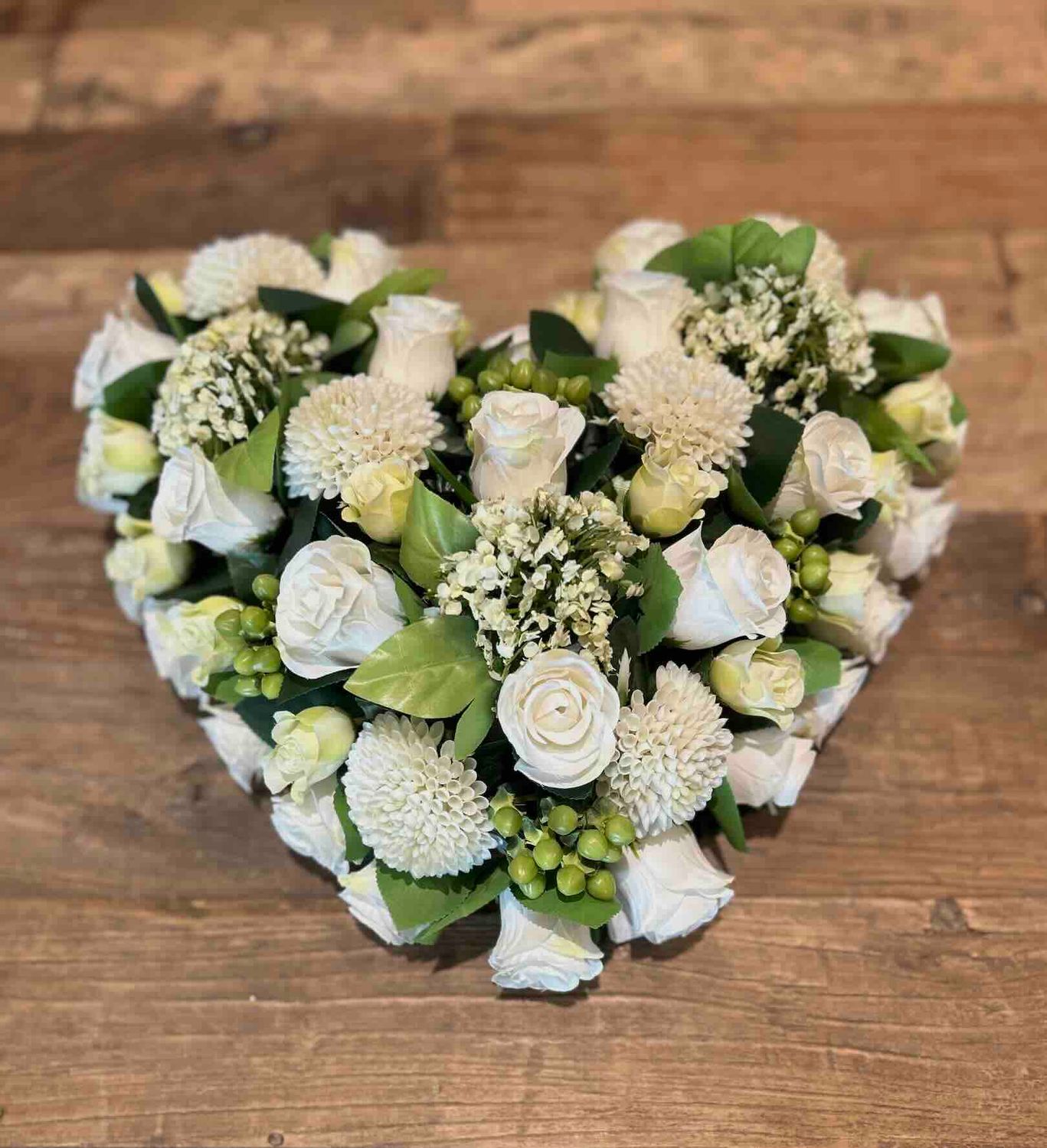 Bloemstuk in zijden hart met witte rozen 40x45