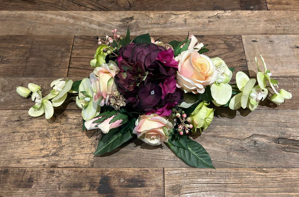 Bloemstuk in zijden wit 25x55