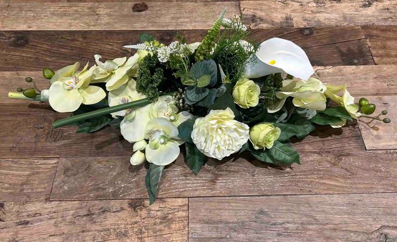 Bloemstuk in zijden wit 25x65cm