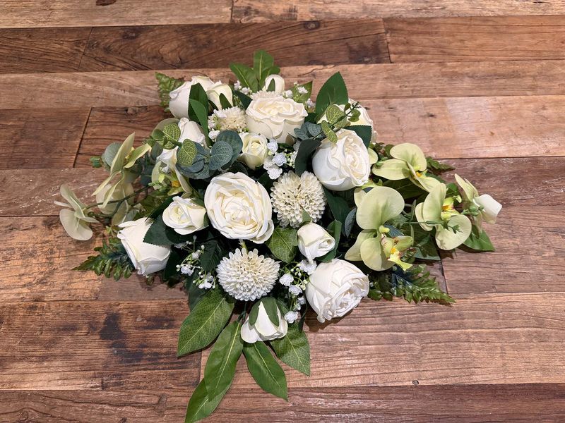 Bloemstuk in zijden wit met rozen en orchideeën 55x55 cm