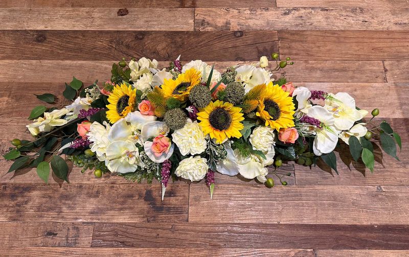 Bloemstuk in zijden wit met zonnebloemen en orchideeën 113cmx45cm