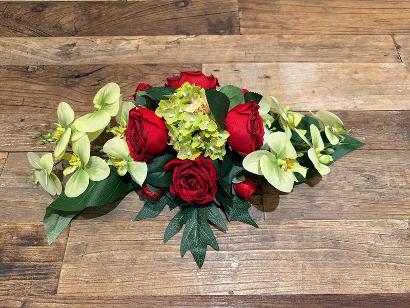 Bloemstuk in zijden met rode rozen 50x25 cm