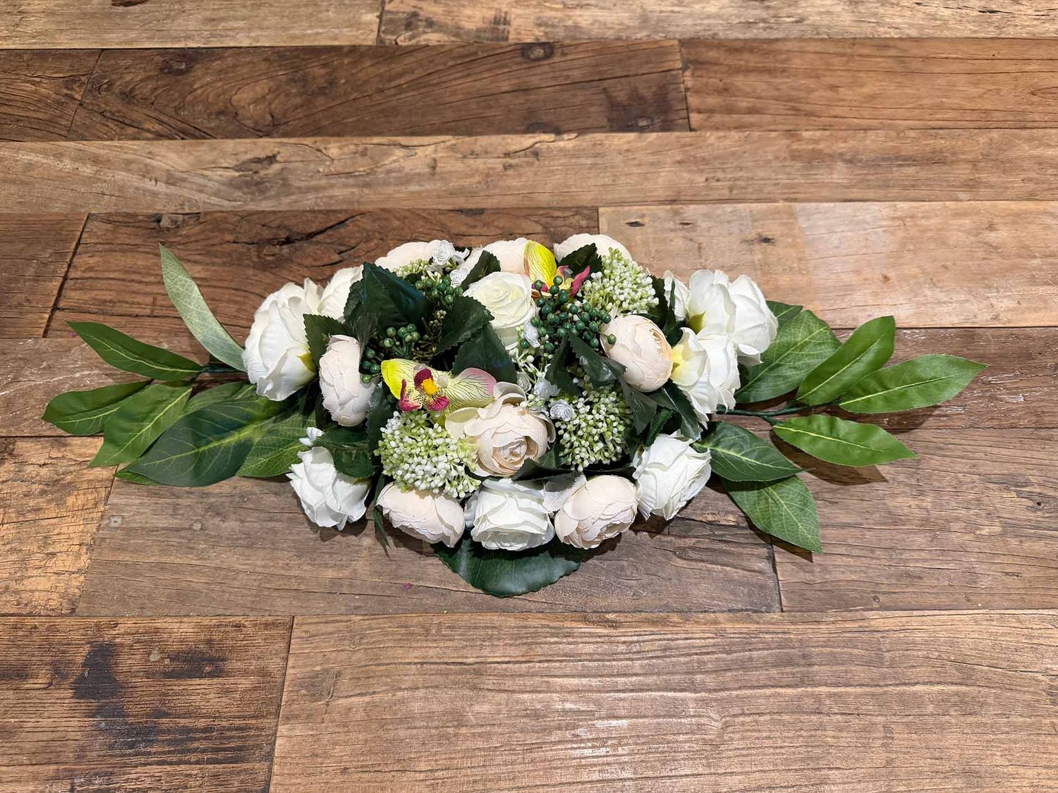 Bloemstuk in zijden in met witte rozen 50x25