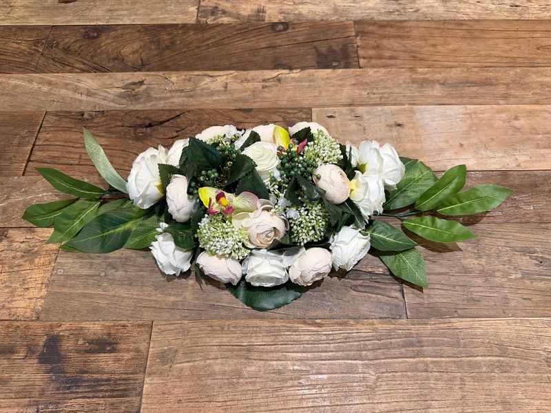 Bloemstuk in zijden in met witte rozen 50x25