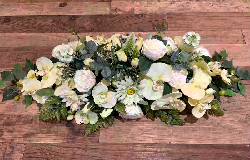 Bloemstuk in zijden wit met rozen en orchideeën 1 meter op 35 cm breedte