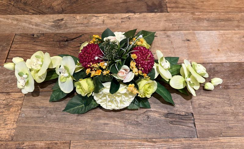 Bloemstuk in zijden wit met en orchideeën 55x25cm