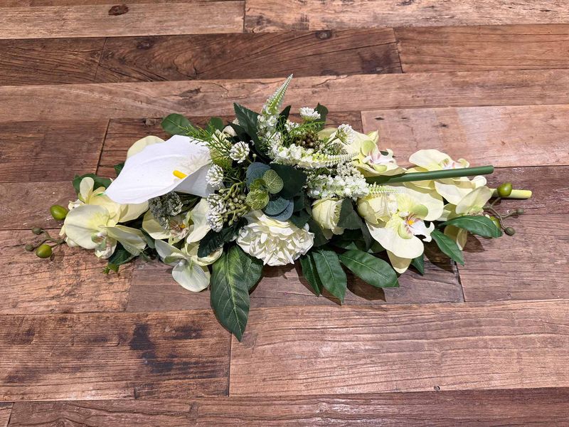 Bloemstuk in zijden in met witte rozen en orchideeën 60x25