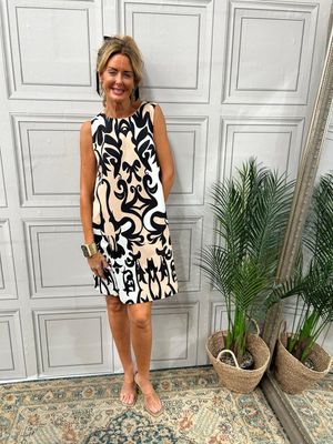 Delphine Black White