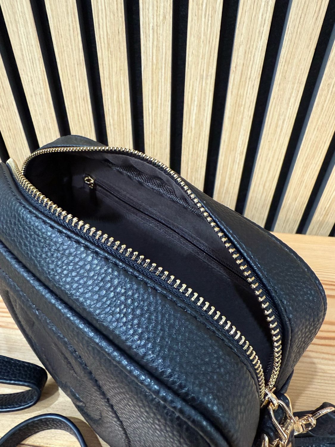 Sandy - Classic Crossbody Bag Black