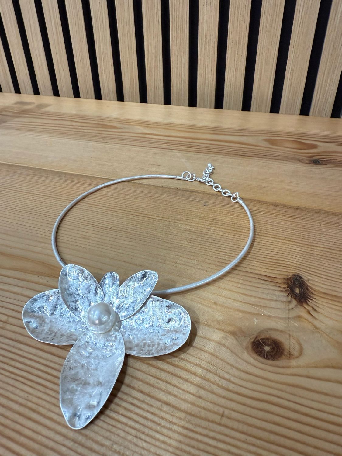 Flo - Silver Pendant Choker
