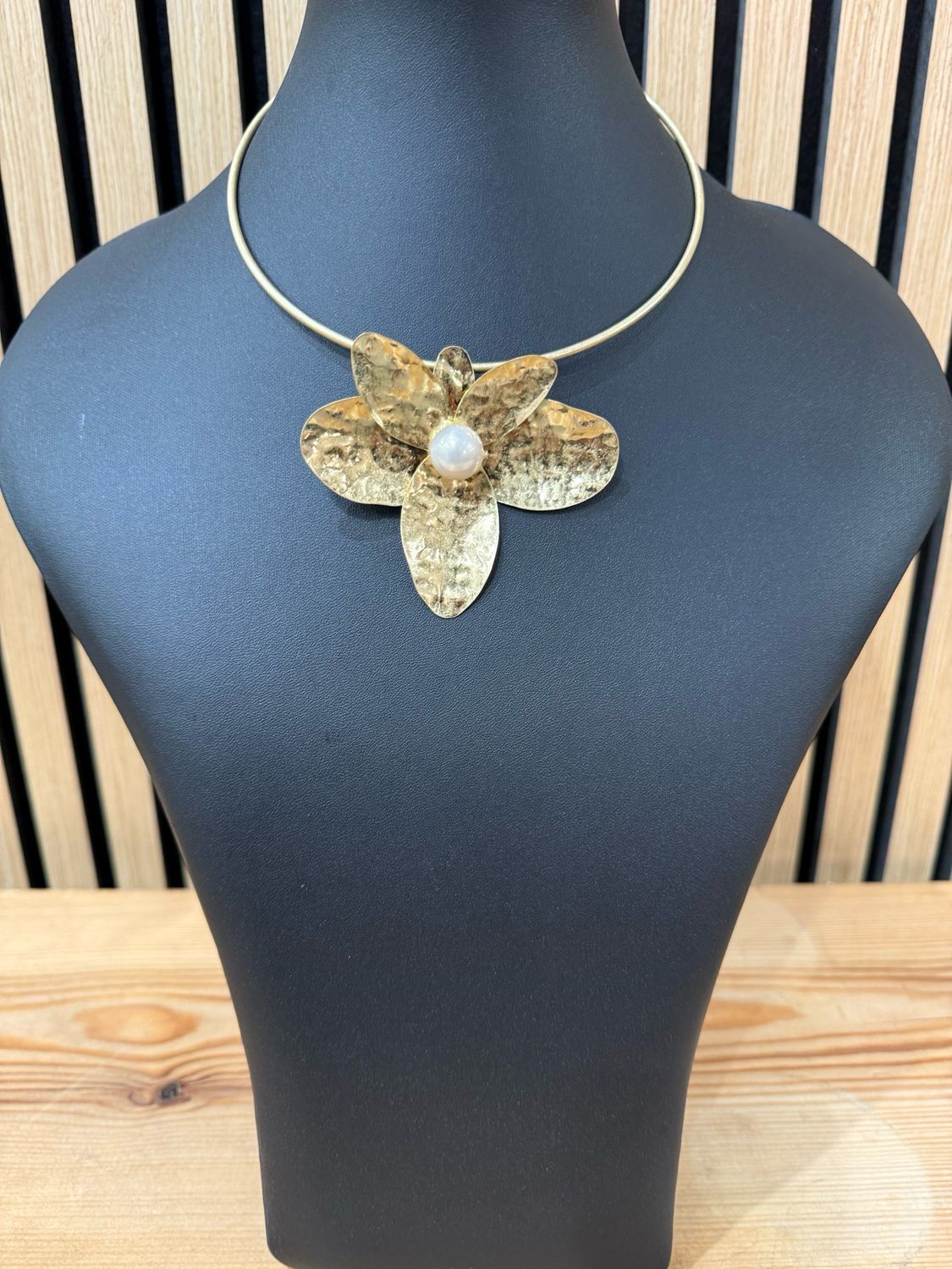Flo - Gold Pendant Choker