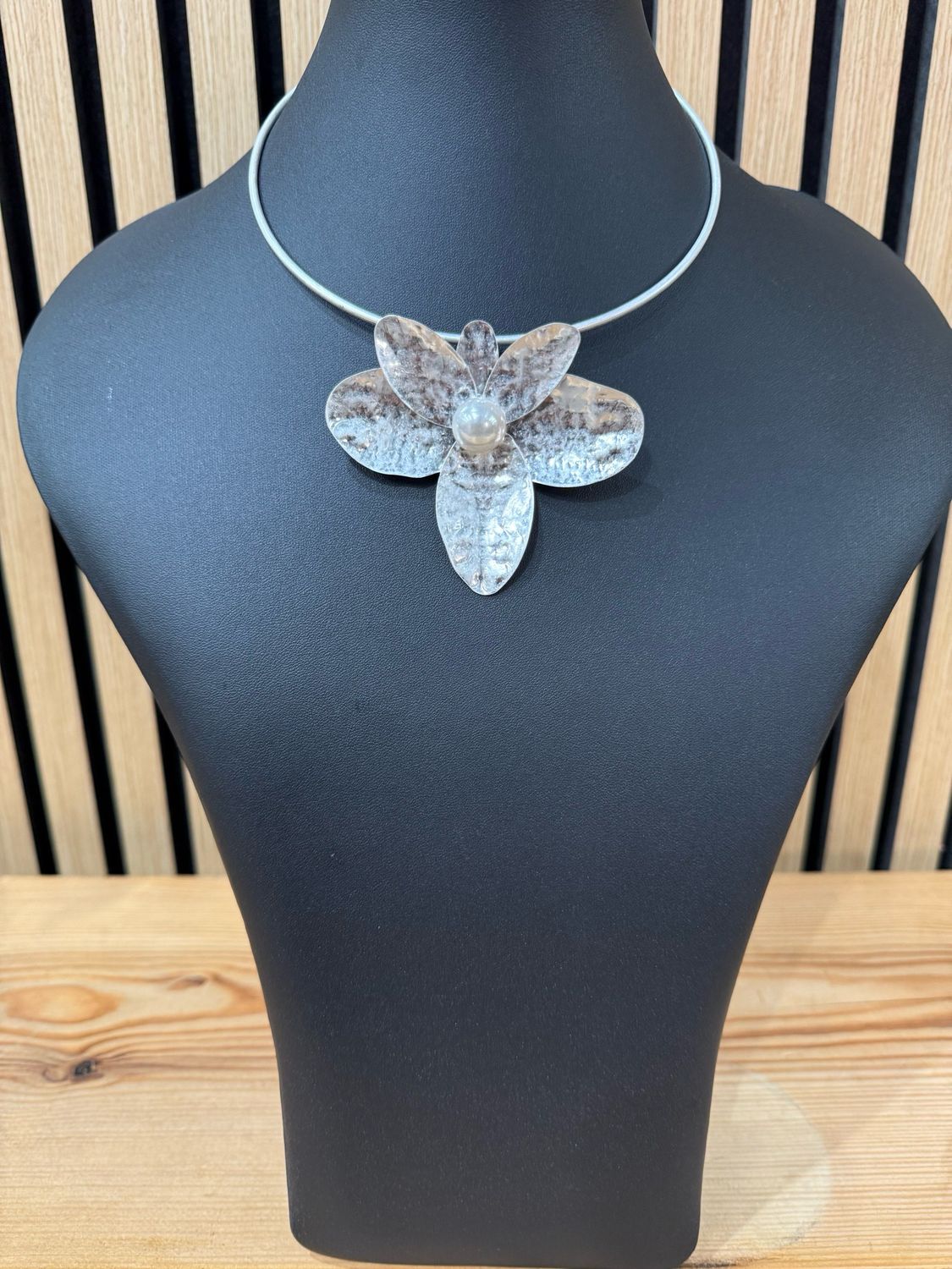 Flo - Silver Pendant Choker
