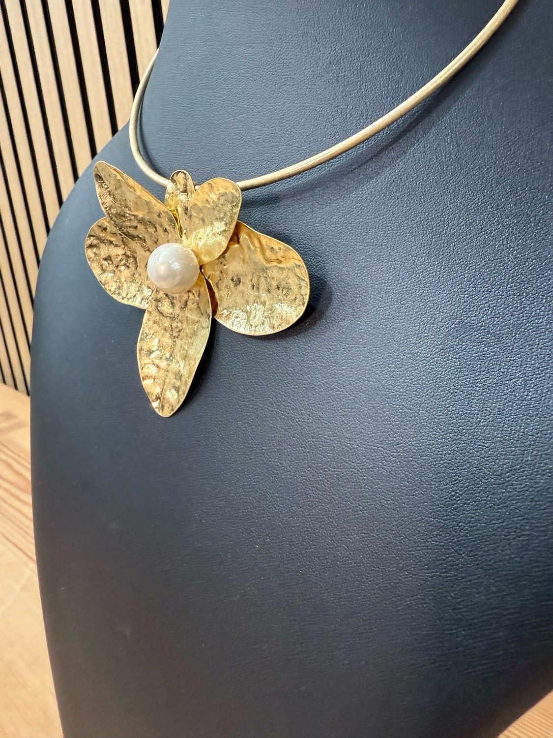 Flo - Gold Pendant Choker
