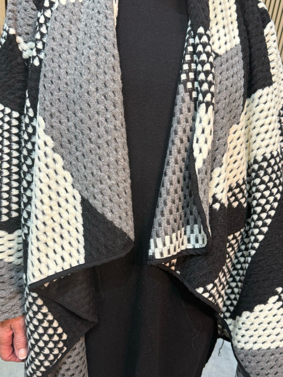 Waterfall Cardigan - Black/White