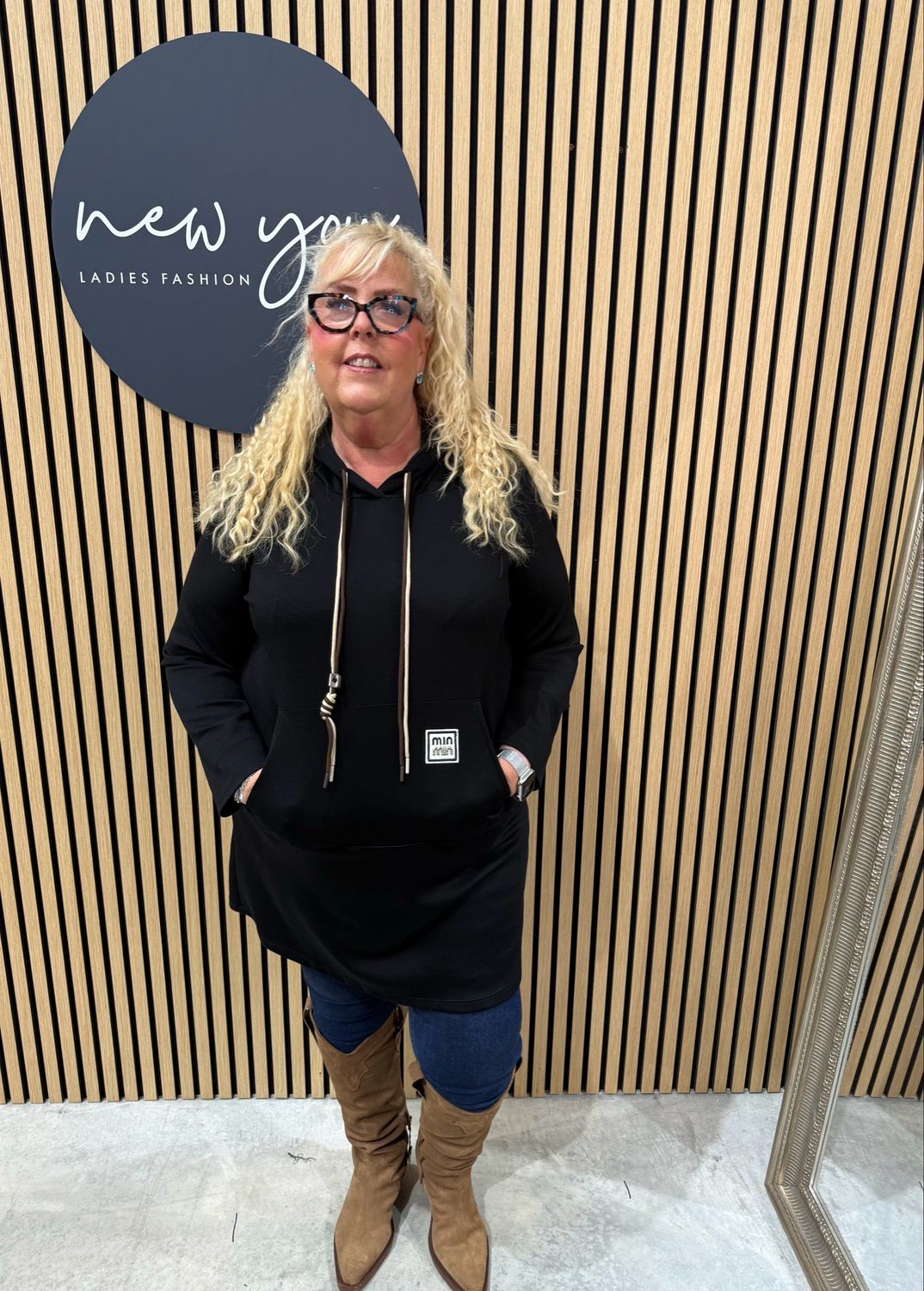 Mila - Longline Hoodie - Black