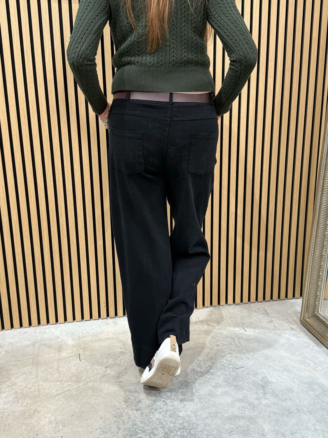 Mid Rise - Wide Leg Jeans - Black