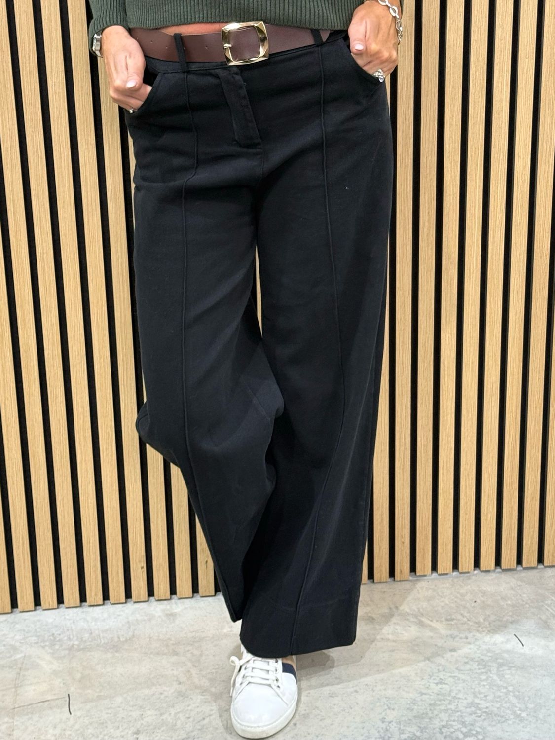 Mid Rise - Wide Leg Jeans - Black