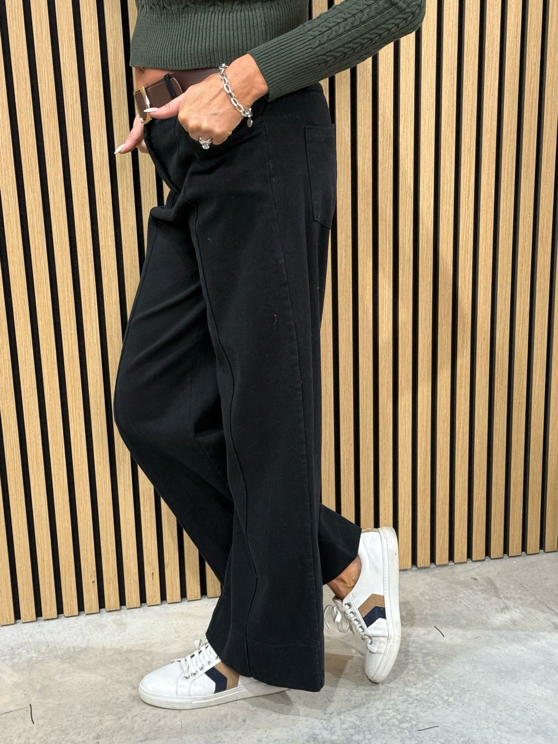 Mid Rise - Wide Leg Jeans - Black