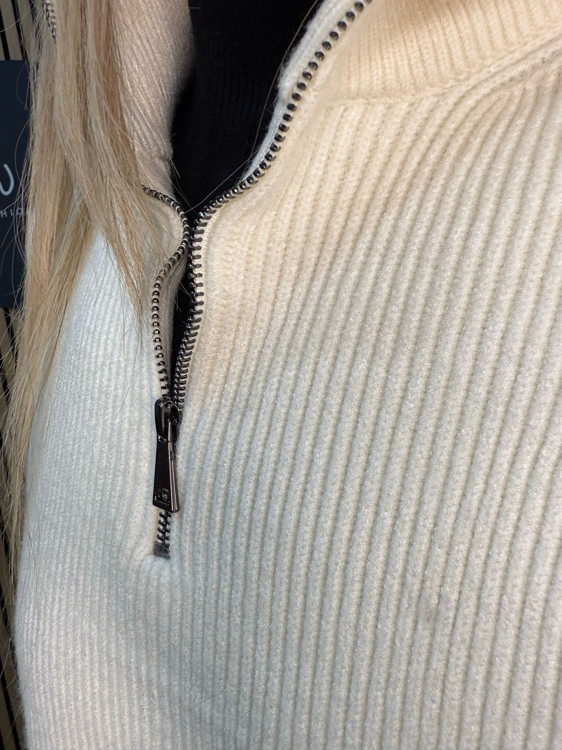 Ribbed Neck - Zip Gilet- Cream