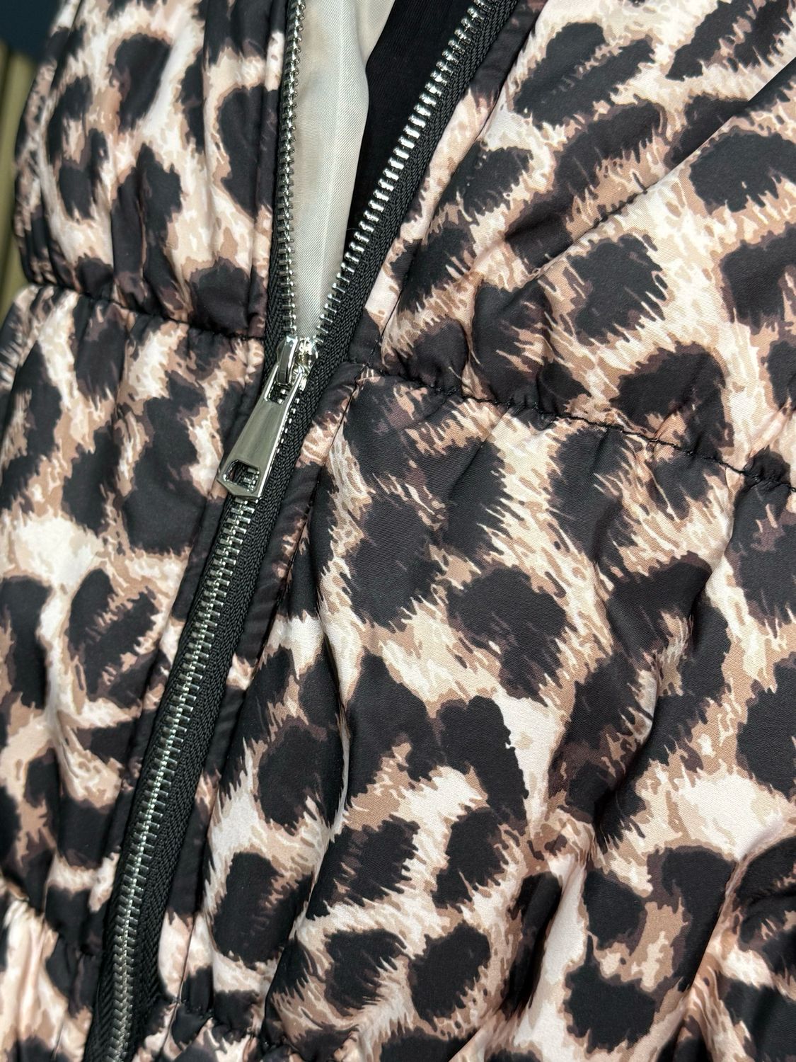Bella - Puffer Gilet - Animal Print