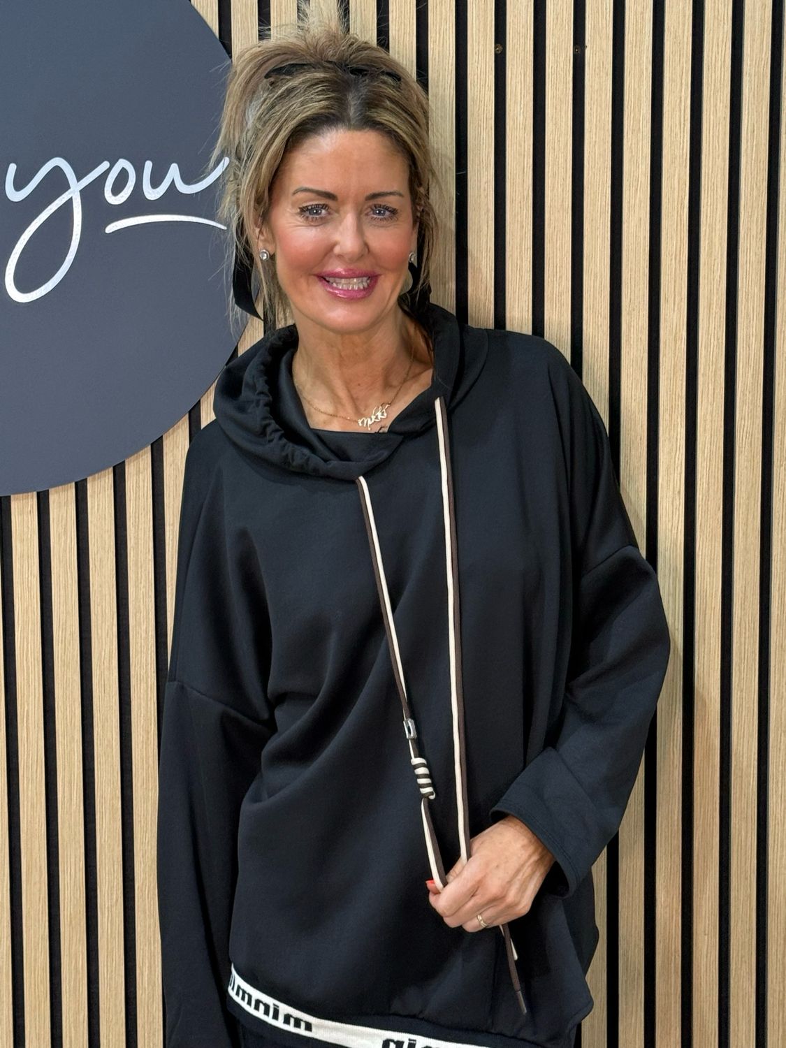 Relaxed Hooded Jumper With Contrast Hem - Black