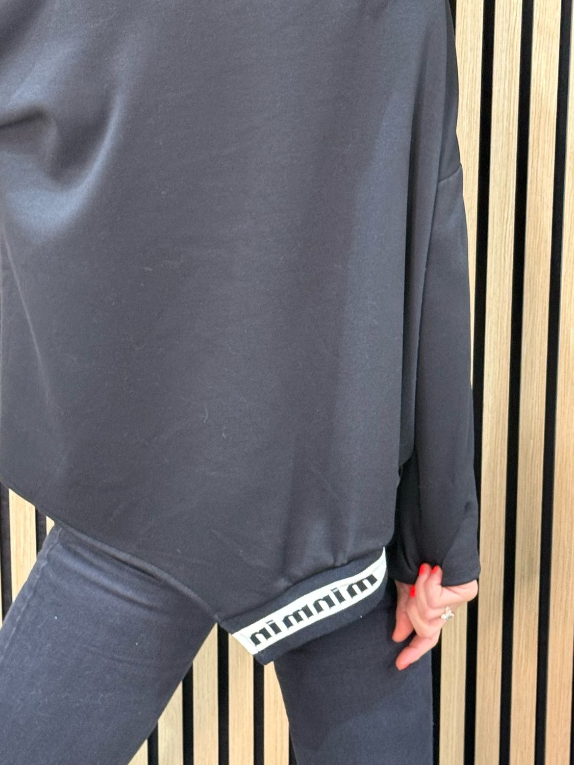 Relaxed Hooded Jumper With Contrast Hem - Black