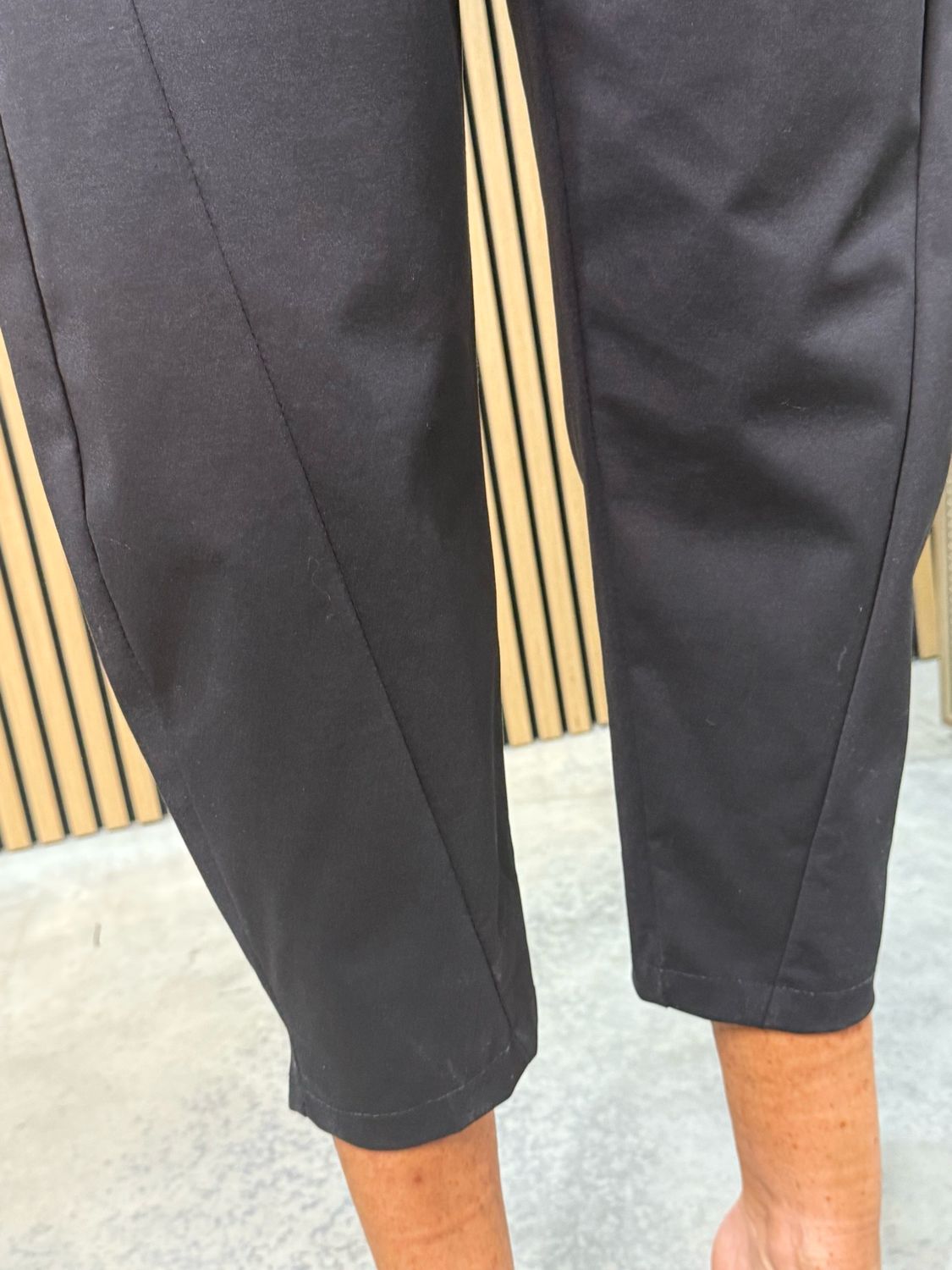 Elasticated Waist Cropped Trousers - Black