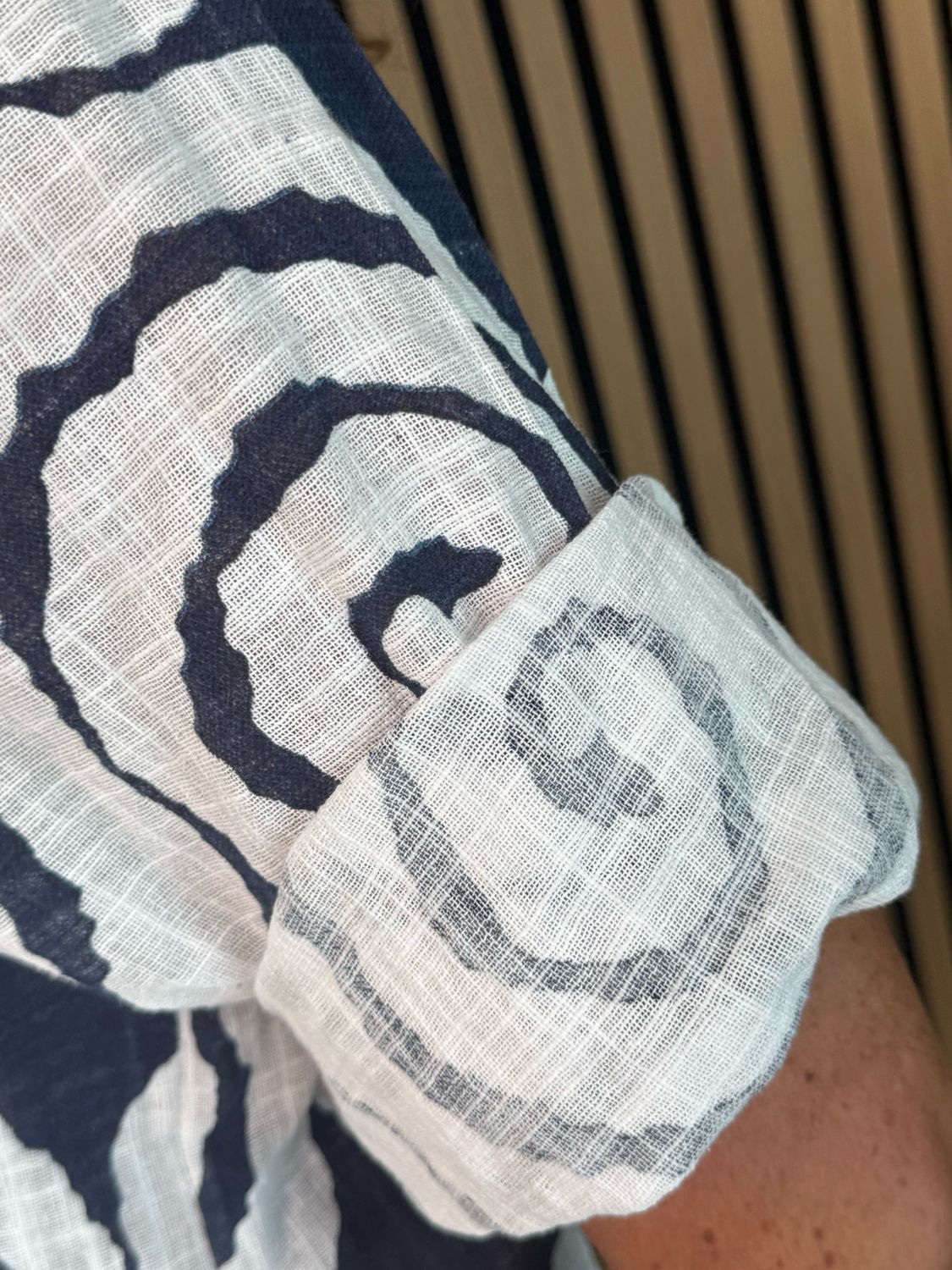 Spiral Print Button Detail Top - White/Blue