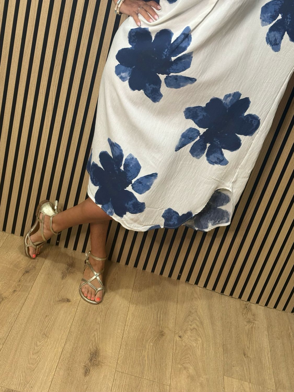 Floral Oversized V-Neck Midi Dress - White/Navy