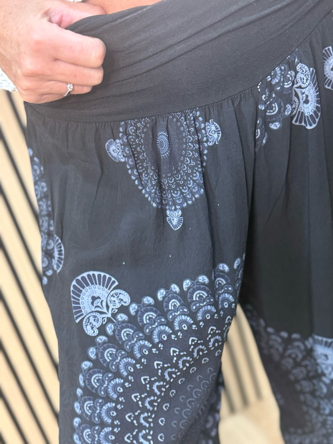 Relaxed Printed Harem Pants - Black