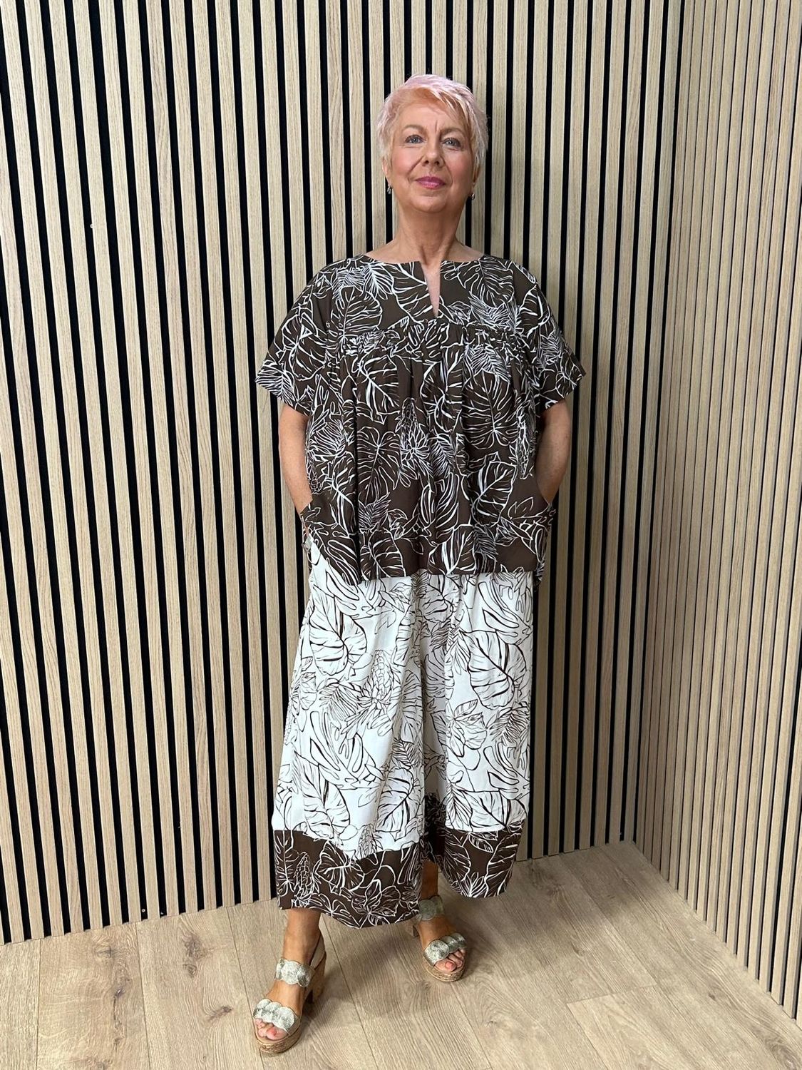 Tropical Leaf Print Wide Leg Trousers – Brown