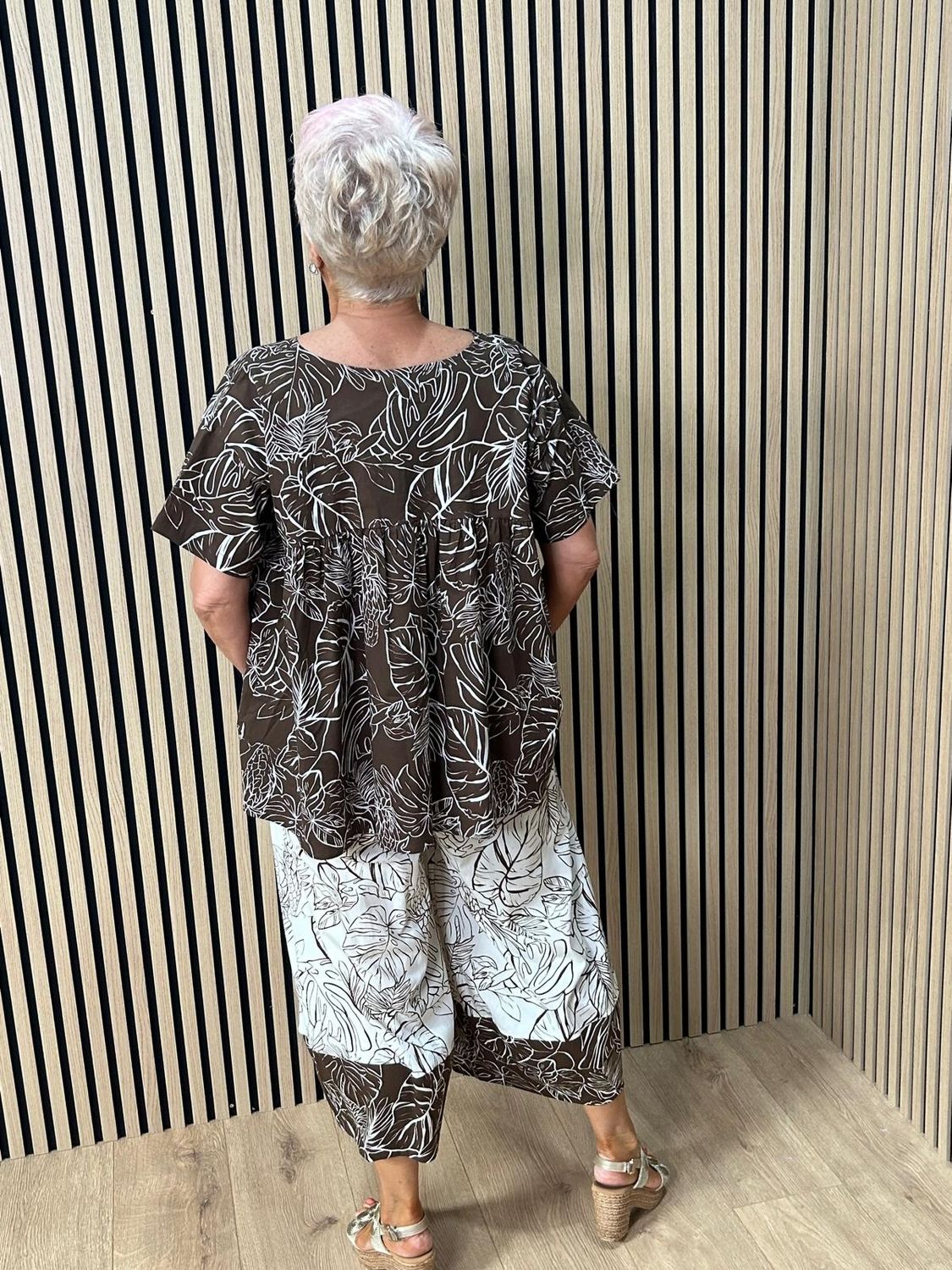 Tropical Leaf Print Wide Leg Trousers – Brown