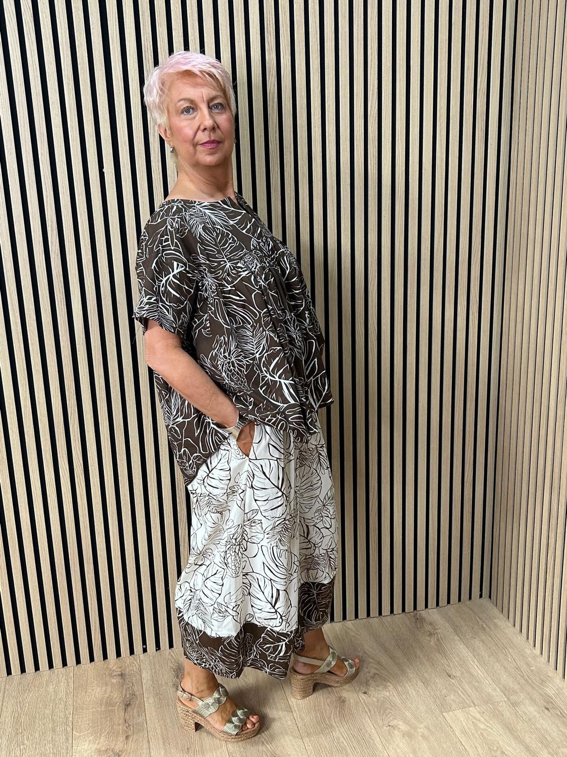 Tropical Leaf Print Wide Leg Trousers – Brown