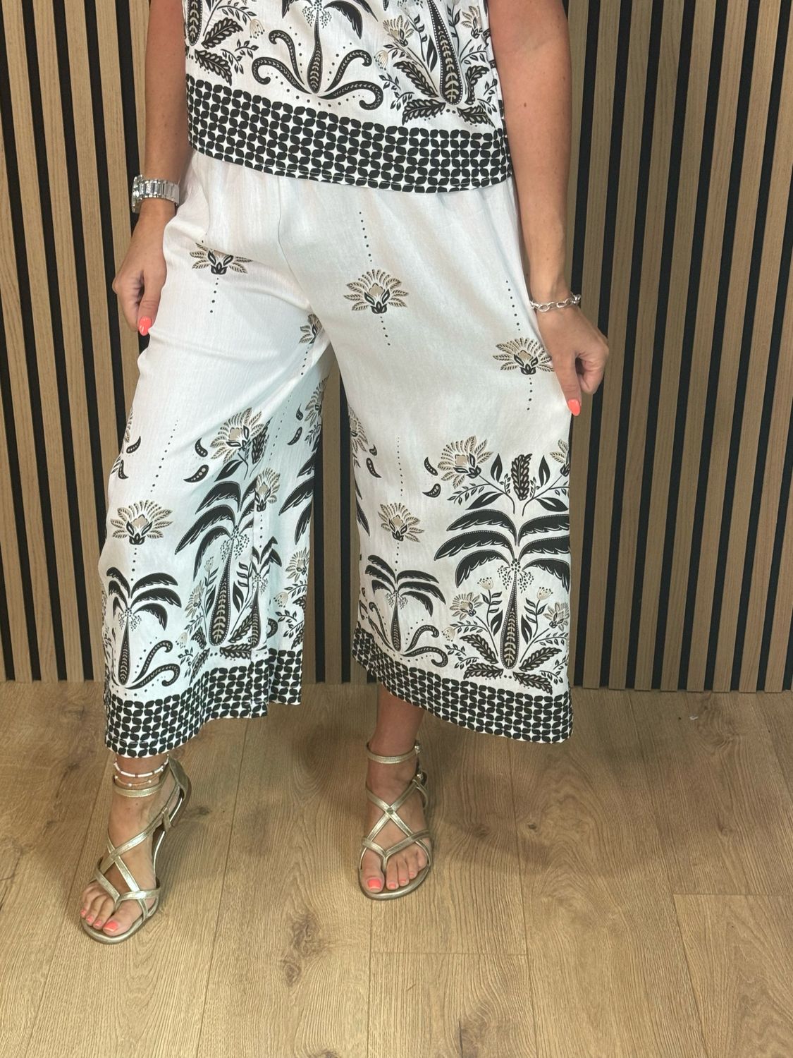 Top &amp; Cropped Trouser Co-Ord Set - White/Black