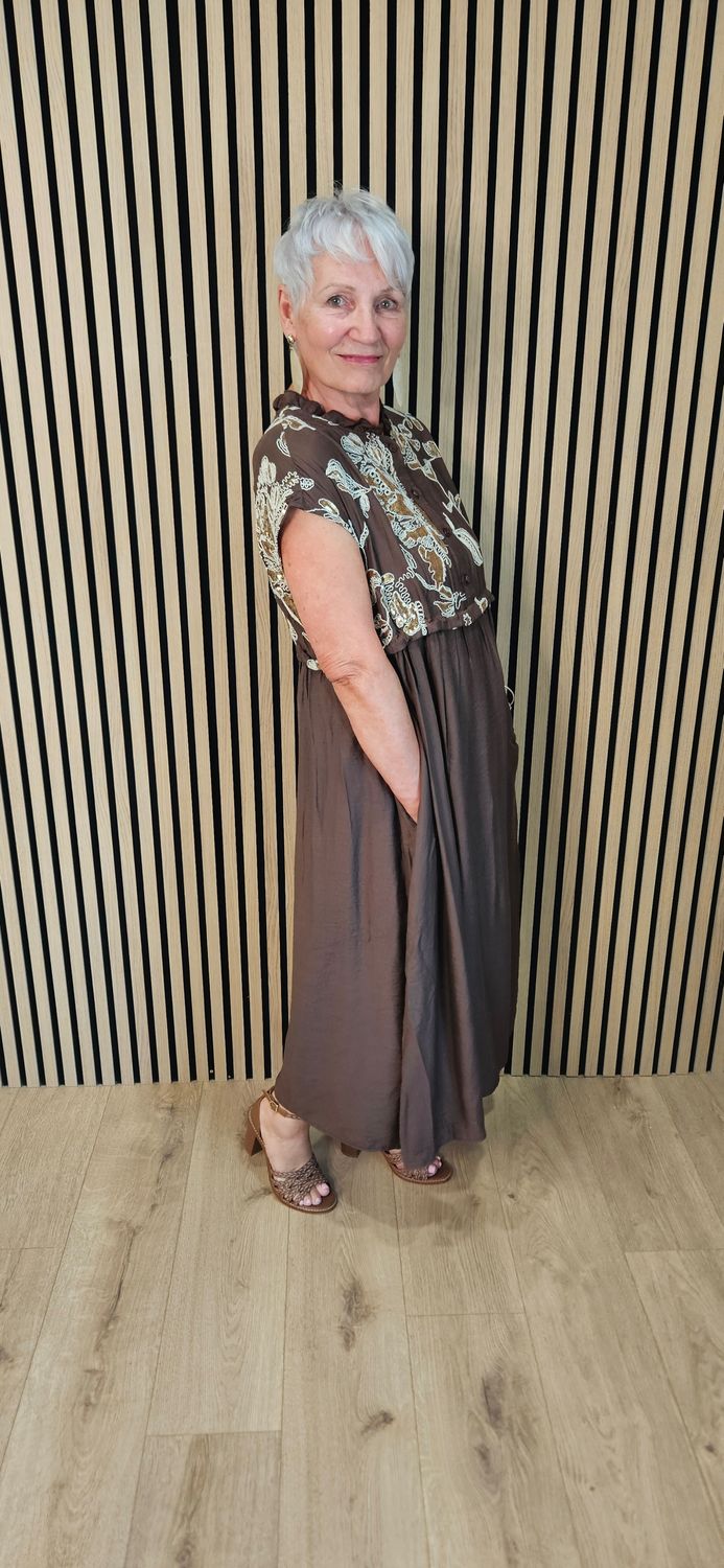 FLY OUT Embellished Floral Midi Dress – Brown