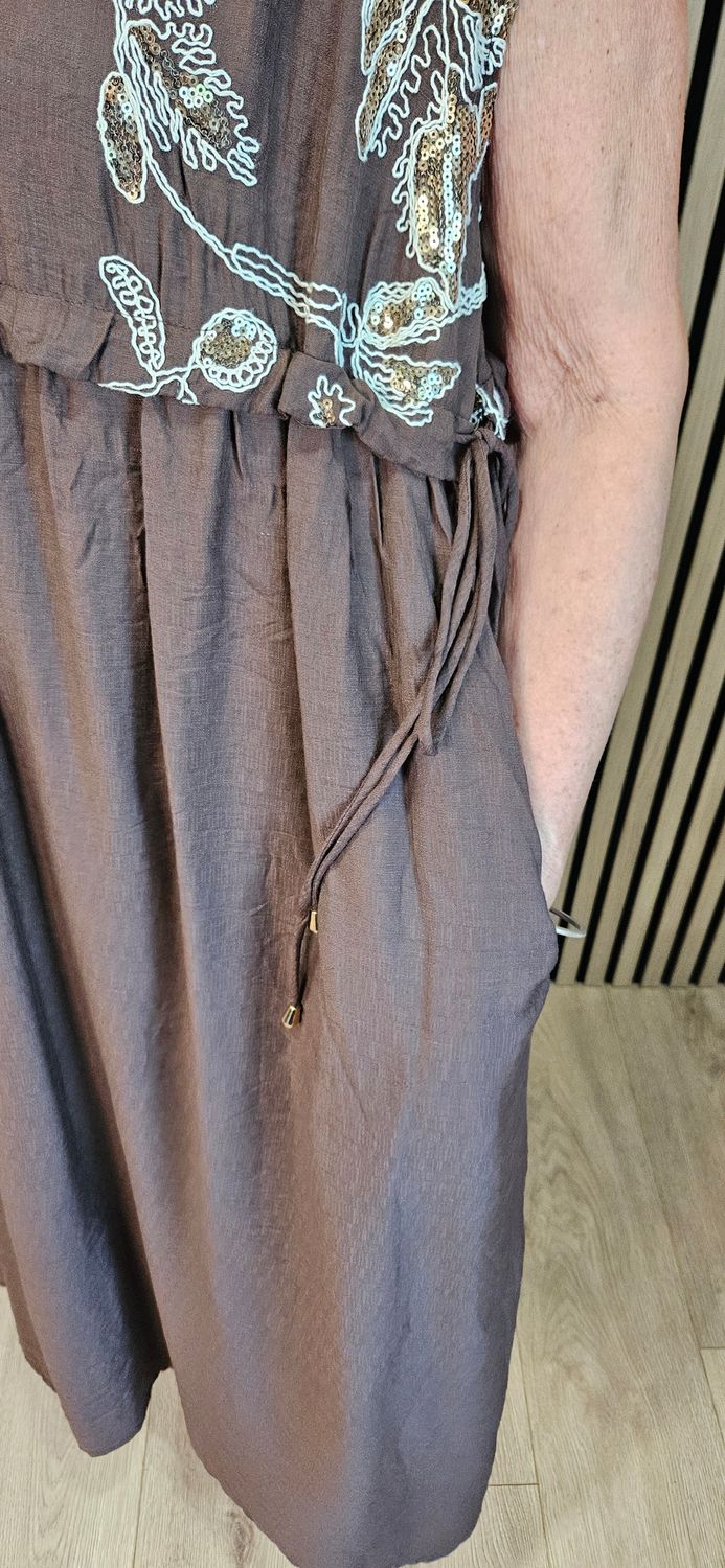 FLY OUT Embellished Floral Midi Dress – Brown
