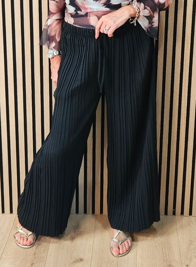 Pleated Wide Leg Trousers –  Black