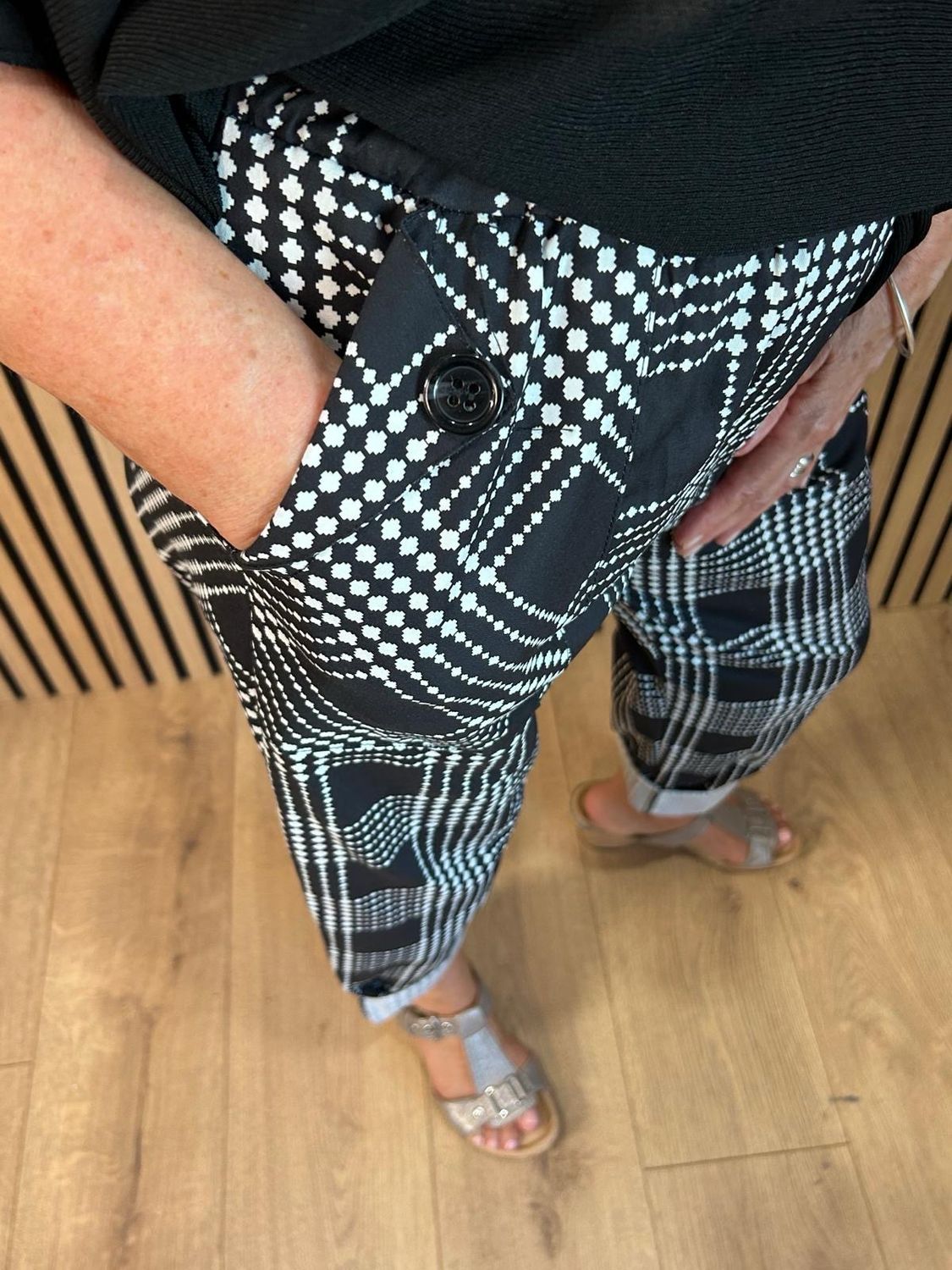Geometric Print Stretch Trousers - Black/White