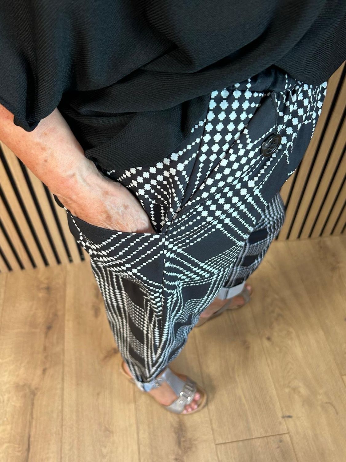 Geometric Print Stretch Trousers - Black/White