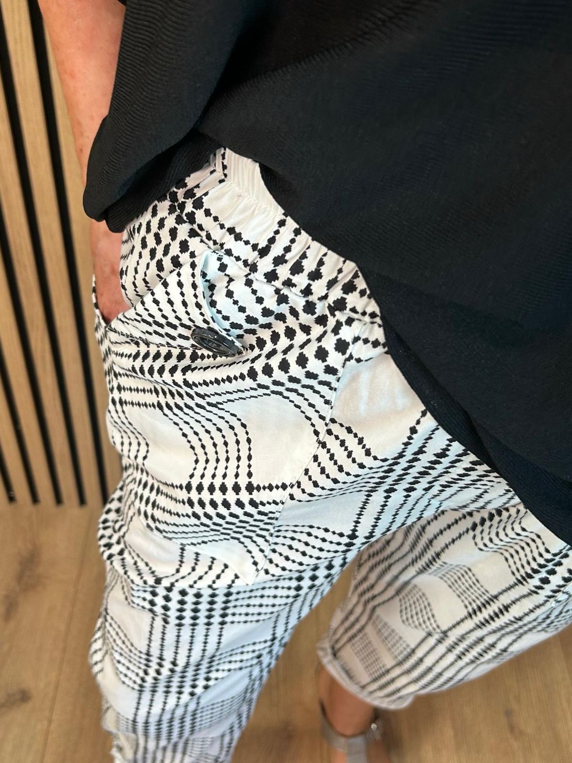 Geometric Print Stretch Trousers - White/Black