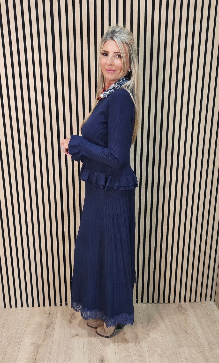 Lace-Trim Ribbed Knit Maxi Skirt – Navy