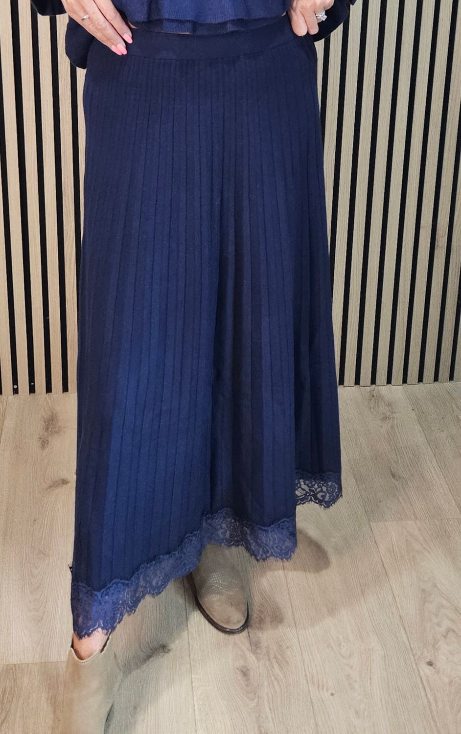 Lace-Trim Ribbed Knit Maxi Skirt – Navy
