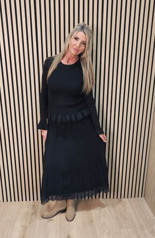 Lace-Trim Ribbed Knit Maxi Skirt – Black
