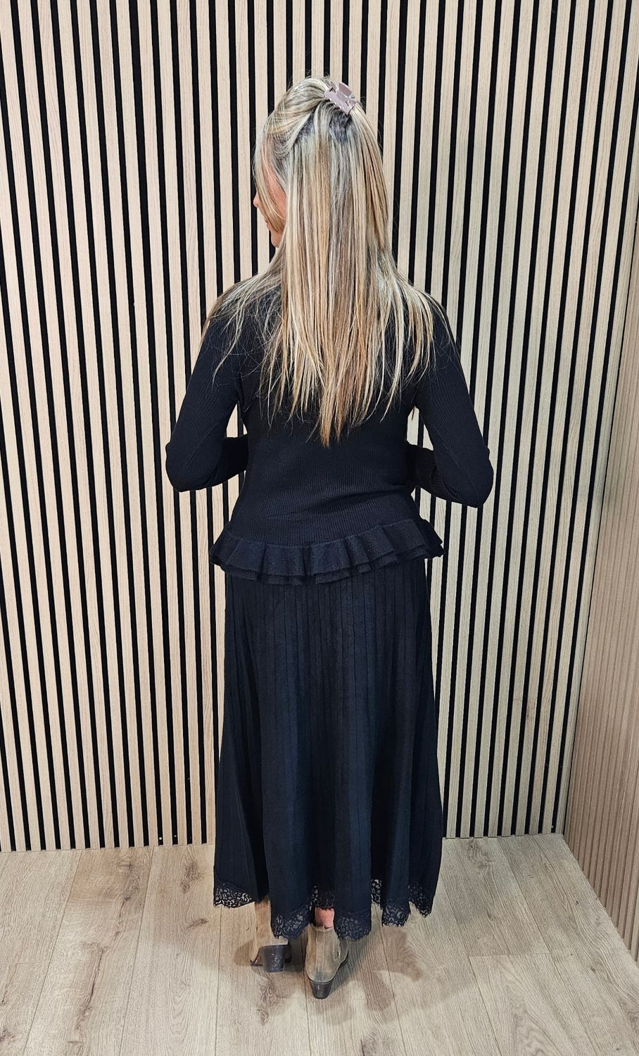 Lace-Trim Ribbed Knit Maxi Skirt – Black